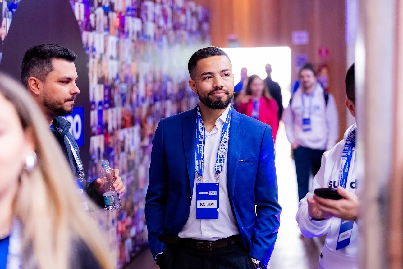 Bruno César, fundador da OnTrack, de blazer azul em um evento de marketing.